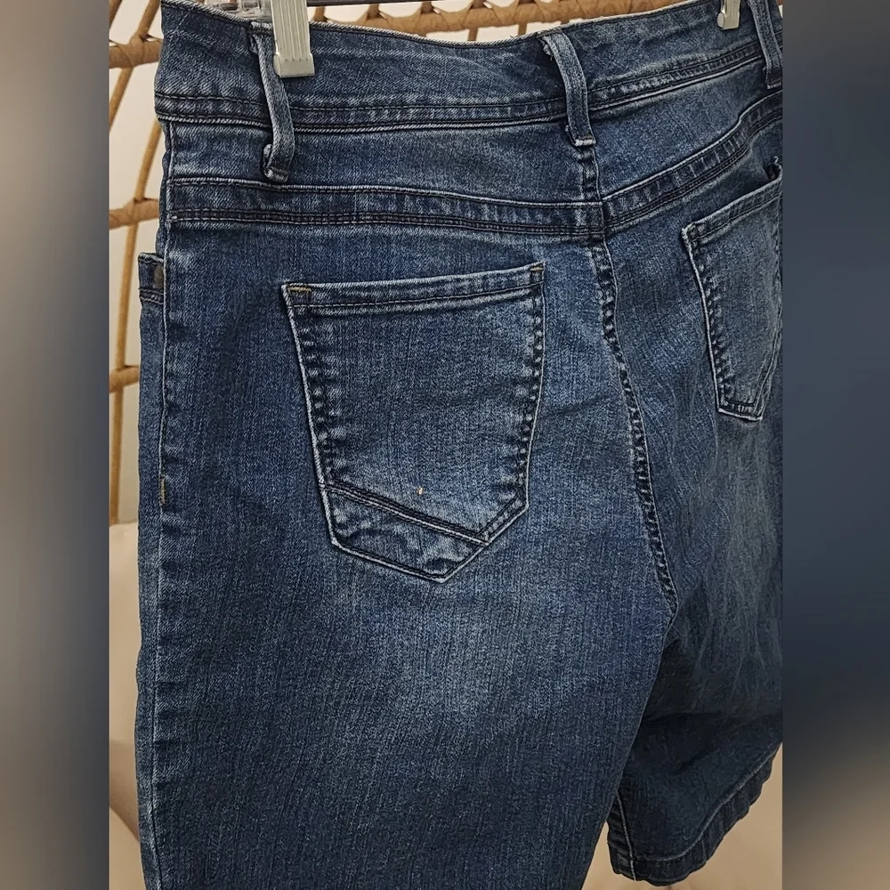 Nine West Women's Blue Jean Shorts Zip Close 5 Pocket Style Sz 12